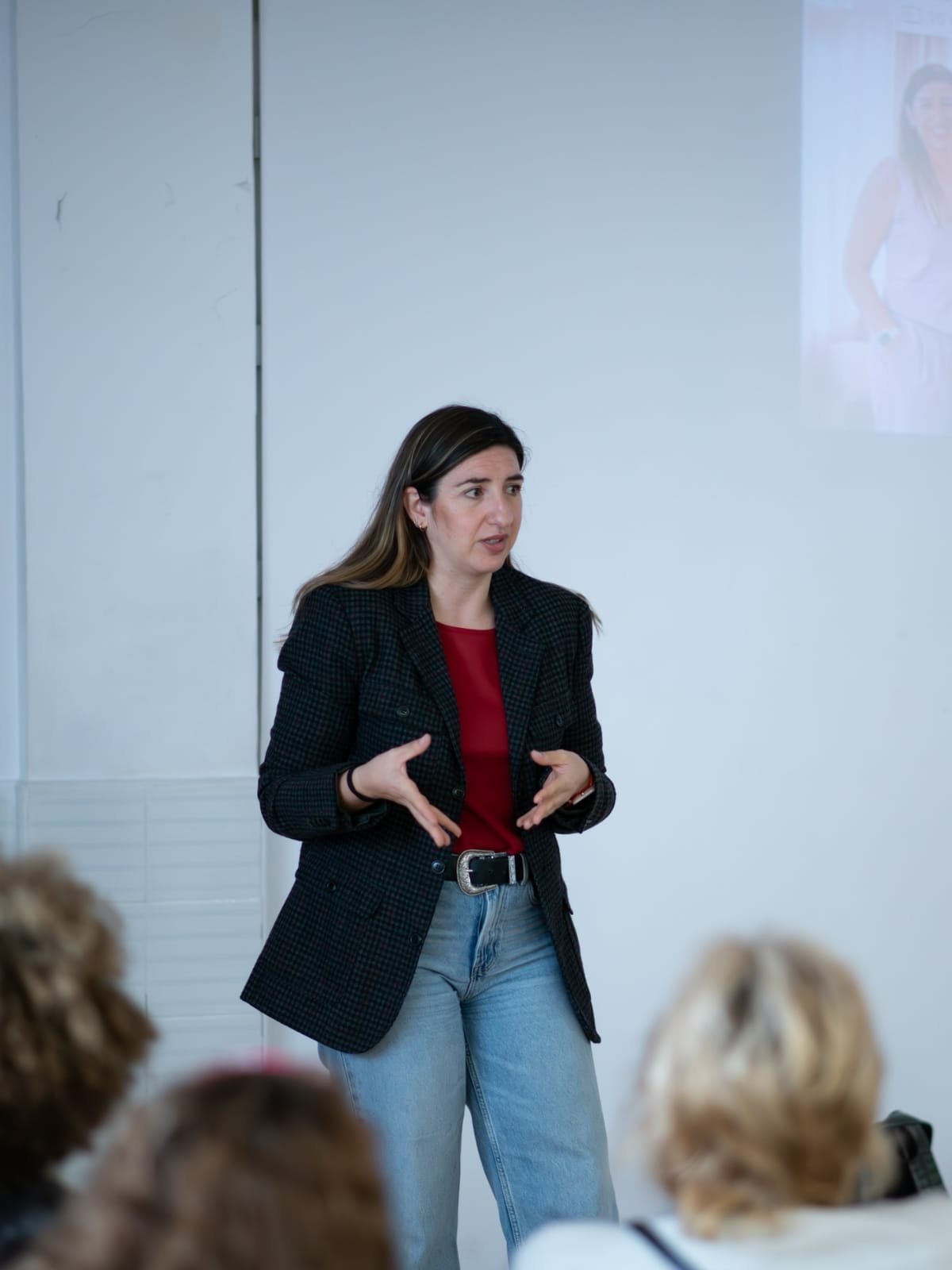 Dra. Vanessa Martín impartiendo una sesión de bienestar corporativo para empresas en Valencia